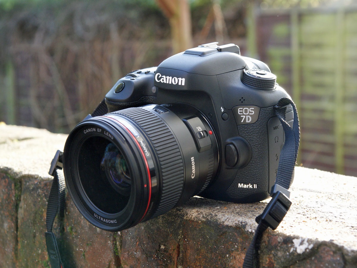 Kamera Canon Paling Bagus - Canon EOS 7D Mark II -
