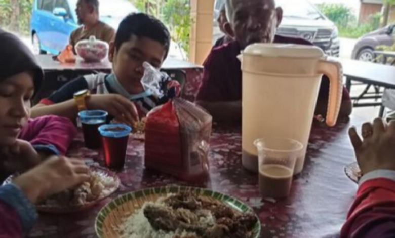 Disangka Warung Ternyata Keluarga Ini Makan di Rumah Orang