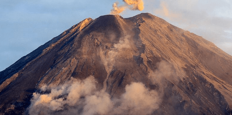 Gunung Semeru Meletus Dan Mengeluarkan Awan Panas Sejauh 4,5 Kilometer