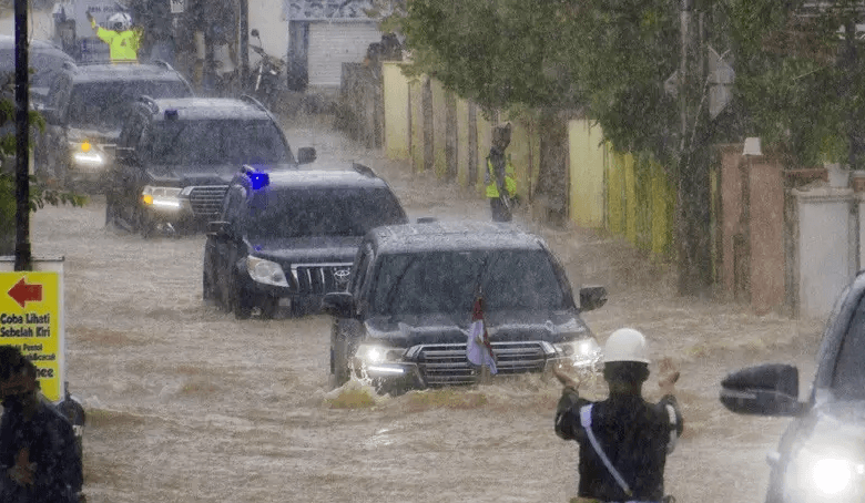 Rombongan Jokowi Terobos Banjir Kalsel, Istana: Semua Aman Terkendali, Presiden Sudah di Jakarta
